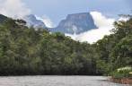 A maravilhosa paisagem no caminho para o Salto Angel, em Canaima, no sul da Venezueka